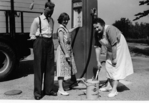 Jan van Osterom met sigaar bij de benzinepomp