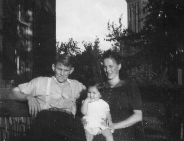 Wimke Derks van de Ven, echtgenote Mien en dochter Josefien